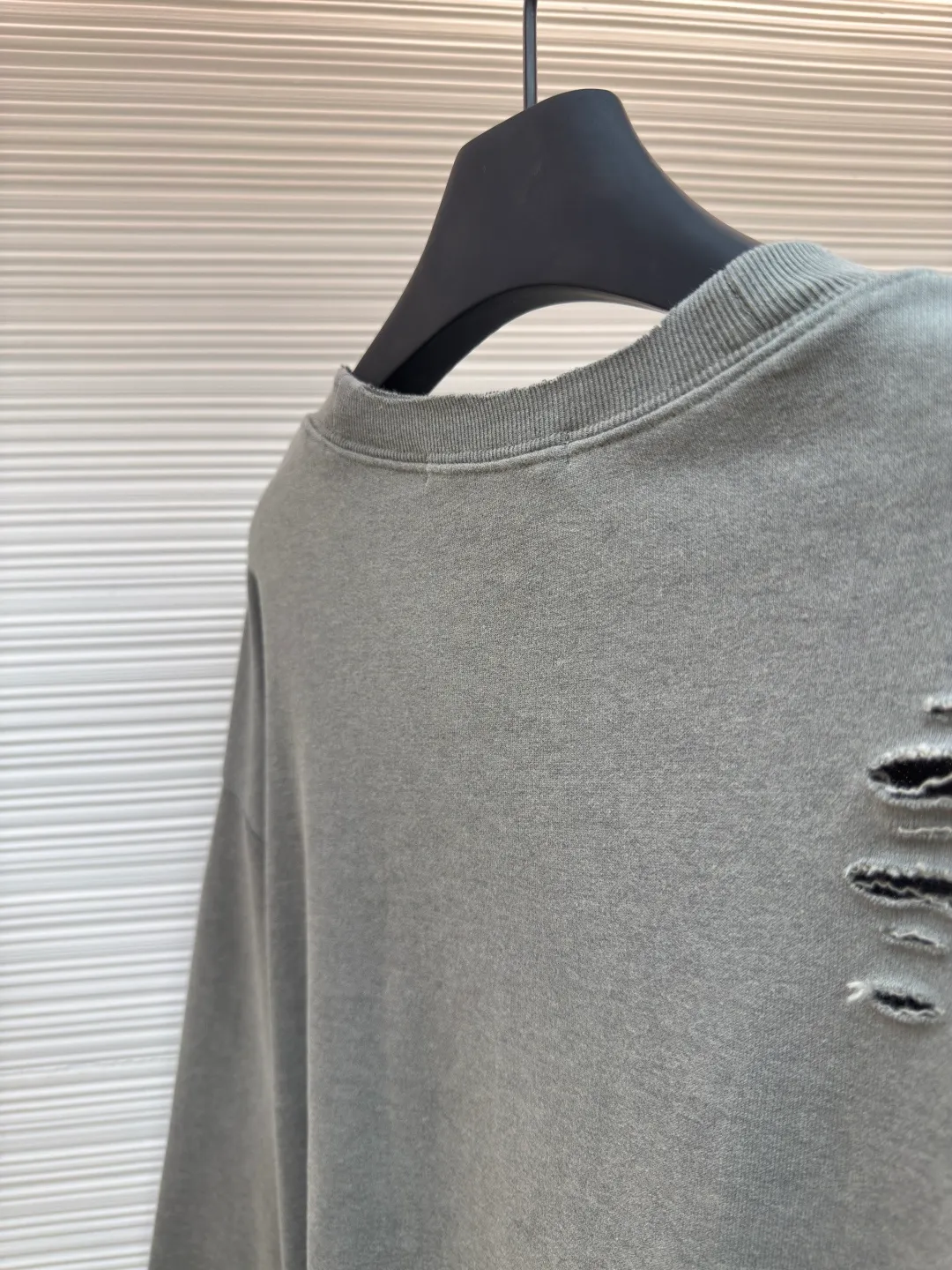 Acne Studios ripped distressed logo sweatshirt ●Authentic product: Purchased and developed in 1904 ●Item number: 1680378-A75 ●Fabric: Double-ply cotton plain fabric ●Technology: Distressed printing ●Version: Loose fit ●Weight: about 550 grams ●Size: S-M-L-XL ●Description: Customized dream-painted double-ply cotton plain fabric, excellent texture, comfortable and skin-friendly, with deep black as the main color Like the mottled rust on ancient copperware, the unruly soul of AcneStudios is engraved on the chest. The ingenious integration of hole elements and wanton swaying on the black canvas is a deliberate rebellion, a break away from the shackles of tradition, and unique in the wave of trends. Glue printing is used. The chest printing is modified three times with the film screen. The glue liquid paint is used to print the pattern on the fabric. The fabric is baked to fix the printed pattern. Many parts of the body of the garment are worn and worn by pure artificial regularity, and hand brush marks are added to the surface of the garment to add texture and depth to imitate the texture of natural wear and tear. The fabrics have been washed to give them a better feel and texture. They are not easy to deform, shrink or fade, and maintain their long-lasting beauty. The overall color is consistent with no color difference. It can be matched with the same style to create a fashionable look, and can be used in various occasions. Customized accessories, complete with three standards, the same style for men and women!